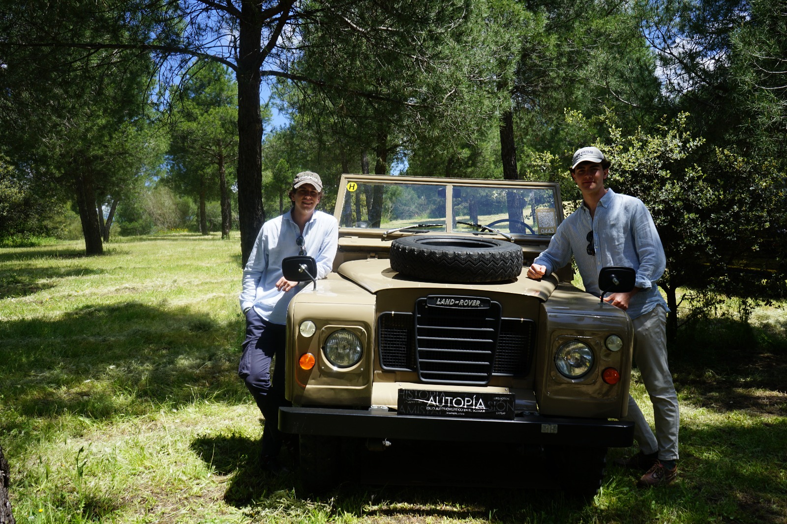 Rodrigo López e Iván Rubio, equipo de Calessa Car Collection con coche clásico Land Rover