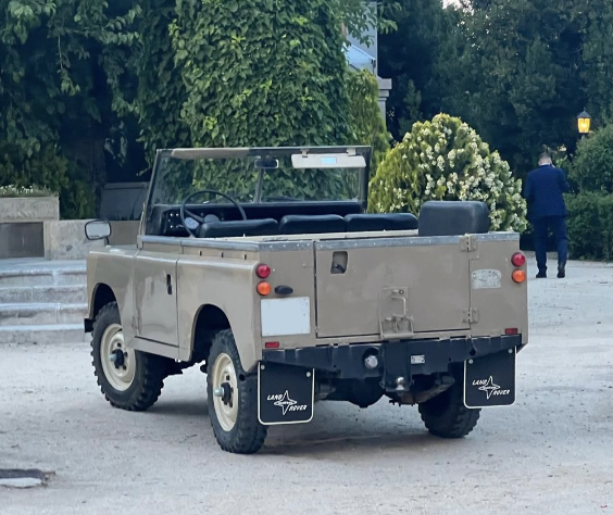 Land Rover Santana descapotable de Calessa, coche clásico para rodajes y eventos al aire libre
